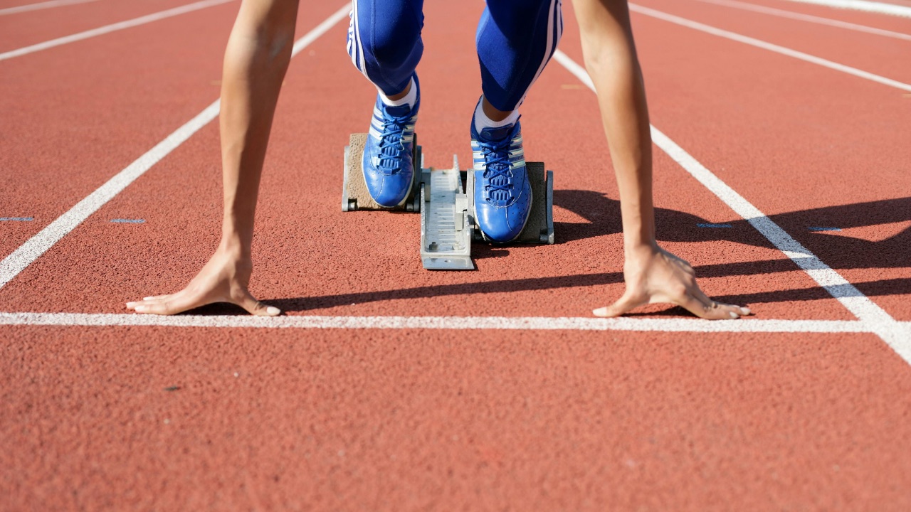 Läufer im Startblock – Symbolbild für einen sicheren Start in die Existenzgründung