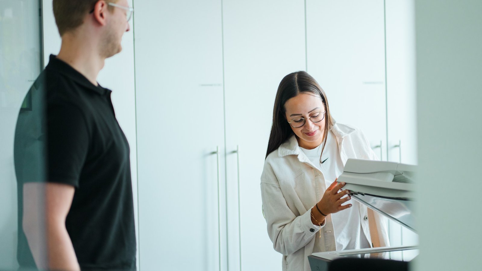 Mitarbeitende bei LWLC am Drucker und in der Dokumentenarbeit