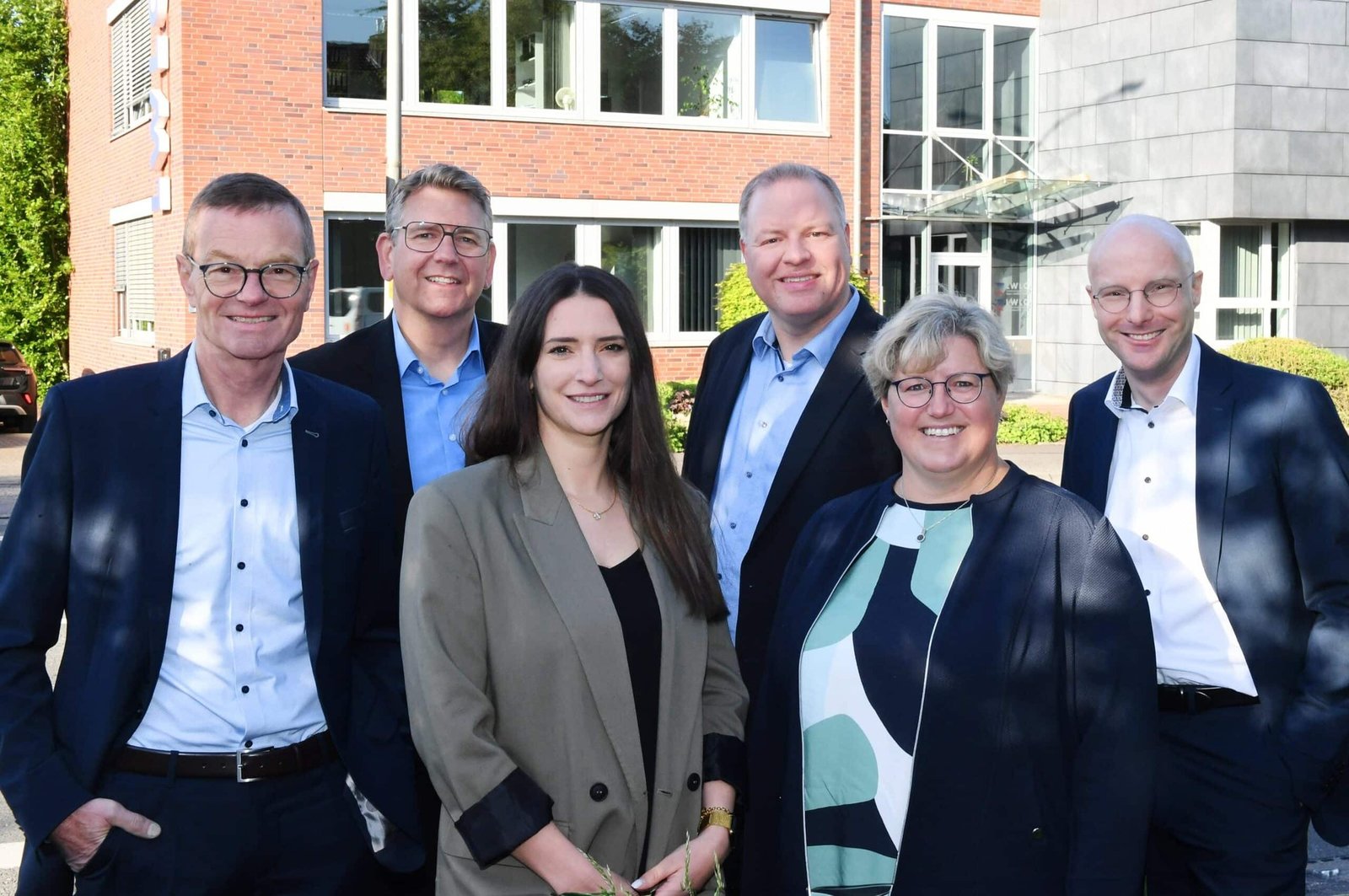 Das LWLC-Team vor dem Kanzleigebäude in Ibbenbüren